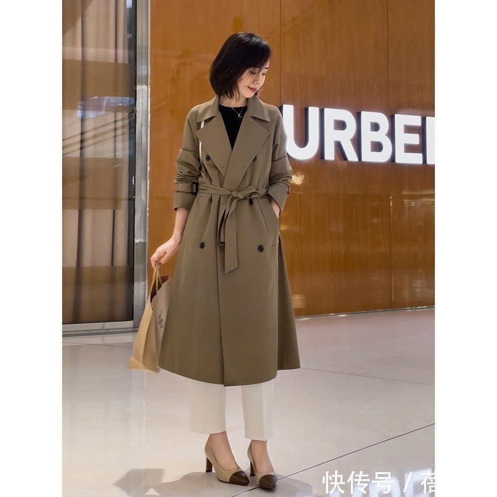 穿搭|秋天建议中年女性多穿“风衣”,搭配阔腿裤、半身裙,显瘦又显高