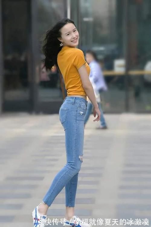 视觉效果|橘黄色短袖圆领T恤衫,搭配修身破洞牛仔裤,修饰出甜美好身材