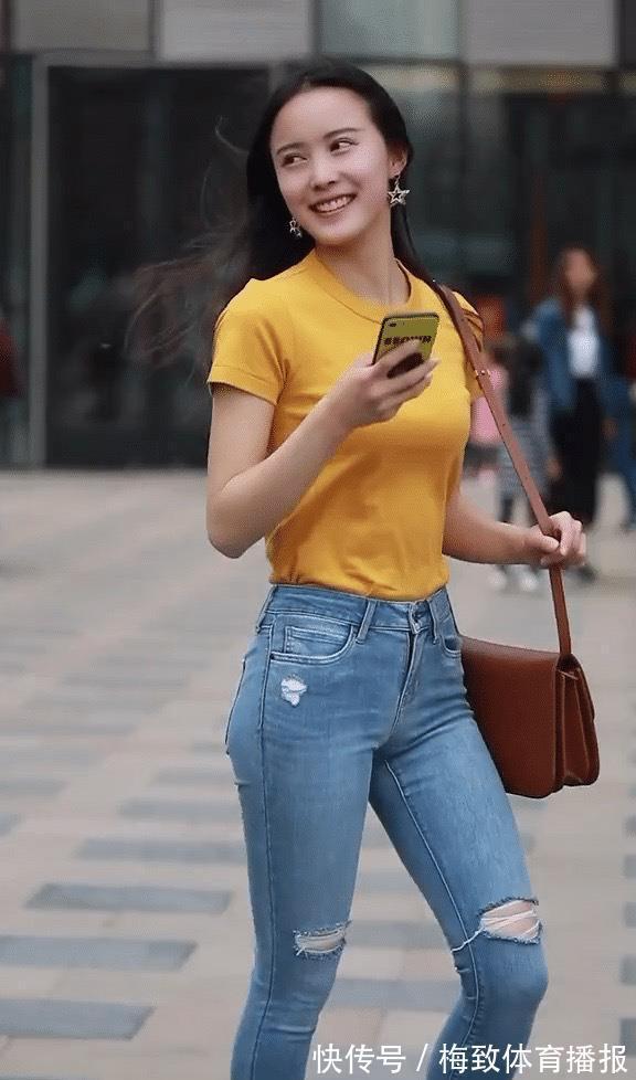 姜黄色 黄色T恤搭配紧身牛仔裤,甜美可爱少女感满满,笑容太迷人了!