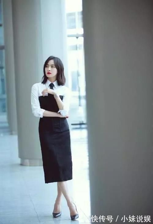 姐姐 姐姐太撩了,白衬衫配包臀裙够性感了,还玩领带杀想帅哭多少人