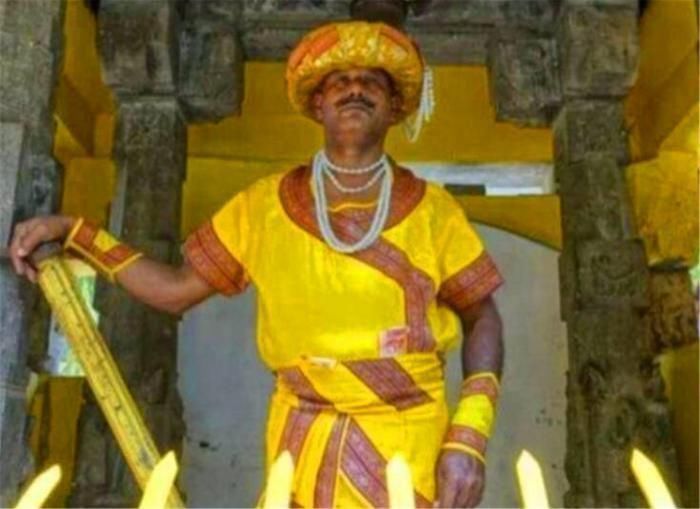 印度“站神”保安,站立32年纹丝不动,富豪:谁让他动奖励1万!