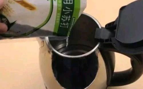 不管多厚的水垢,只要水壶内撒一把,水垢自动往下掉,一冲就干净