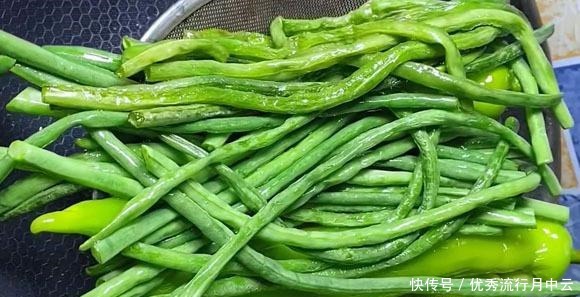 黄豆酱|夏季,这三样食材真搭,不炒不凉拌,放锅中加水一炖,太下饭了!