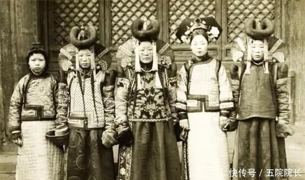 古怪|晚清时期的老照片:图四的格格打扮古怪,图五时髦的女子涂口红