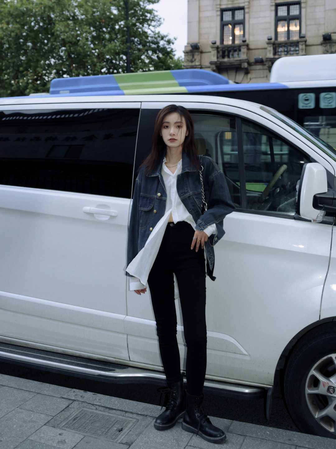 一眼万年 早春就流行穿“牛仔外套”,时髦减龄还不挑人,谁穿都好看