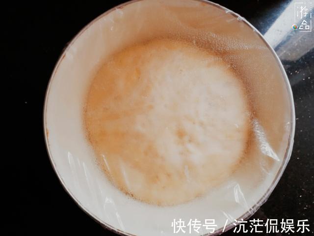 面粉|在家炸油条详细解析提前一天用温牛奶和面，下锅前必须使劲拉扯