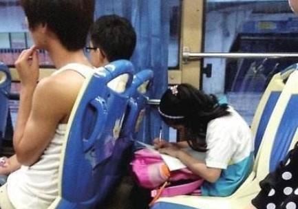 小偷|公交车上8岁孩子突然喊肚子痛,爸爸一看马上报警,众人都说机智