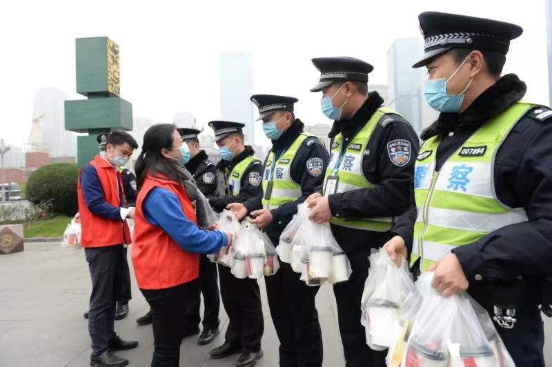 环卫工人|腊八节巧逢人民警察节！社区送上近千份爱心腊八粥表心意