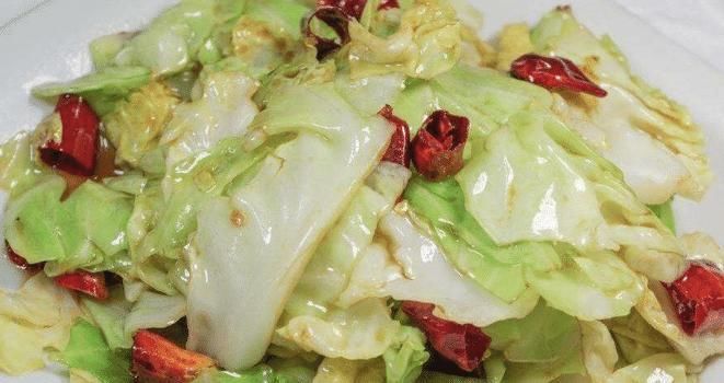 水煮包菜|炒包菜时，先焯水还是直接炒？有人总做错，难怪包菜吃着不香不脆