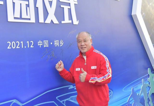 丁宁|58岁李宁官宣新产业!发白+秃顶显苍老,2位美女世界冠军伴左右