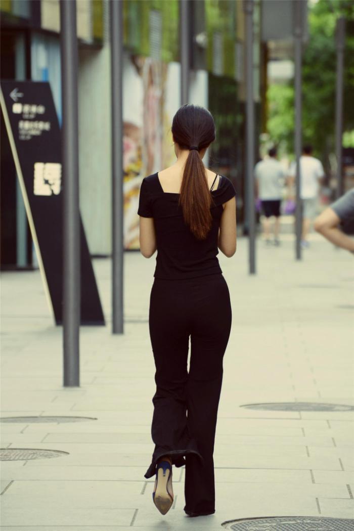 略胜一筹|牛仔裤的穿搭,还是喇叭裤的小姐姐略胜一筹哦