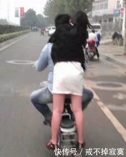 拍照|妹子,你心可真大啊,在大街上呢,那样的拍照姿势就不觉得尴尬吗