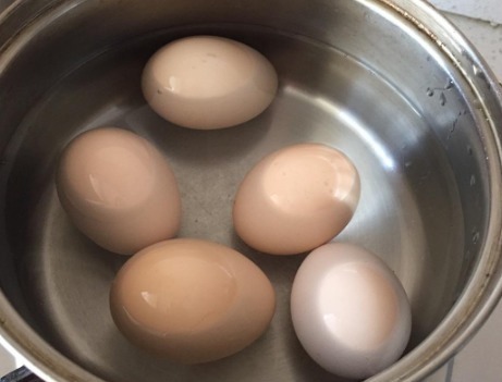 鸡蛋|煮鸡蛋时,别傻傻直接下锅煮,多加1步,鸡蛋香嫩,还易剥壳