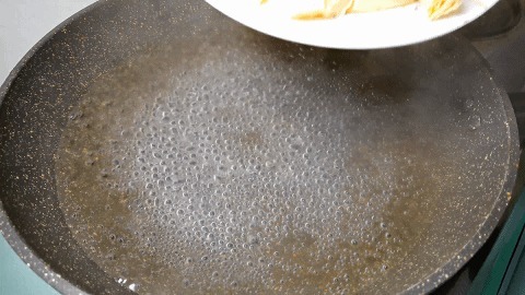 泡腐竹时，用热水还是凉水教你正确的做法，柔韧入味，鲜香开胃