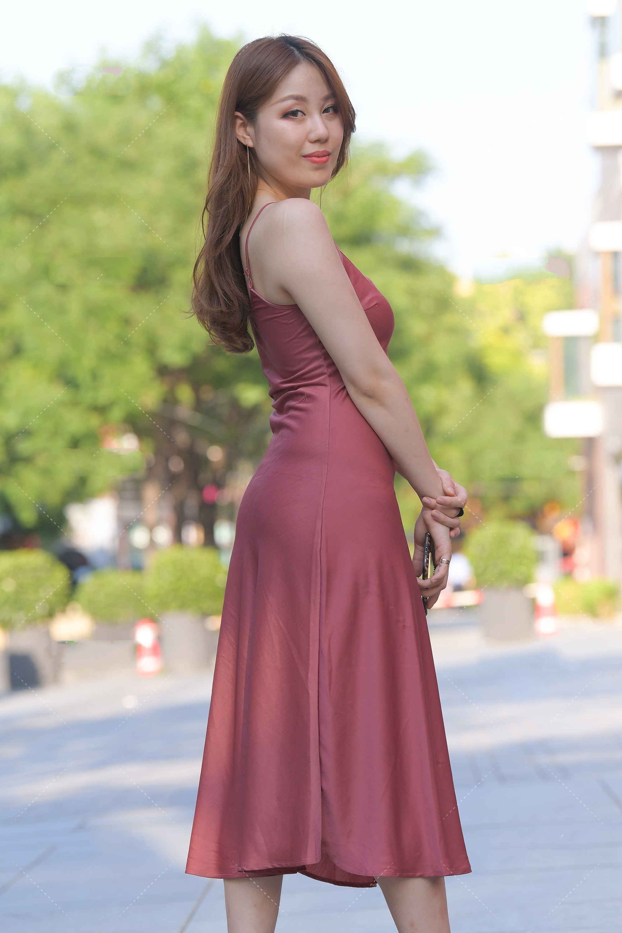 衣服|长款连衣裙穿上很有高级感, 红色无袖裙穿上更显气质