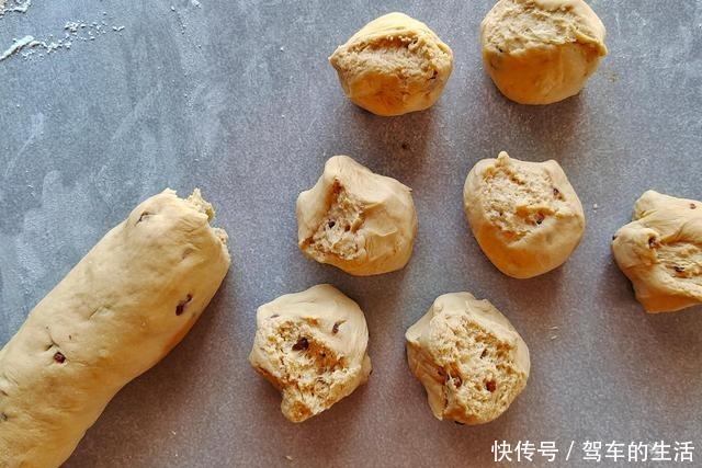 想吃红糖馒头不用买,教你一个懒人做法,用手揪面,蒸一蒸就可以!