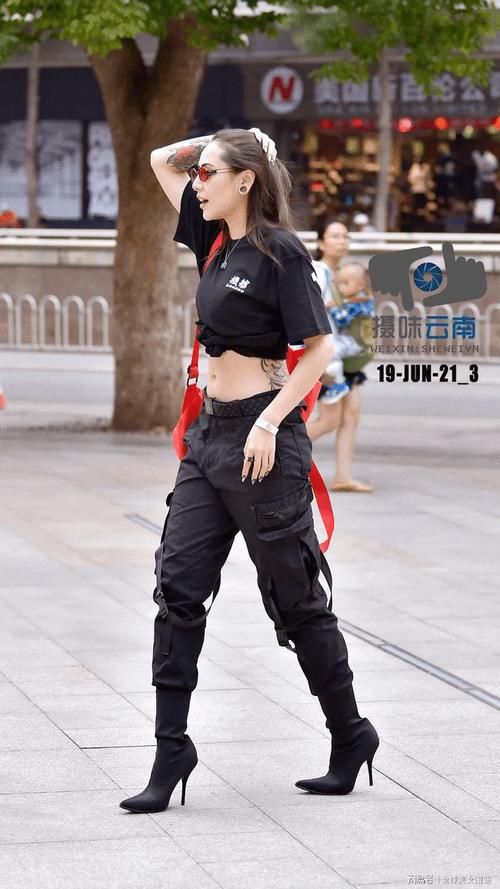 软妹子|露脐T恤搭配机车裤，凸显美女凹凸有致好身材！