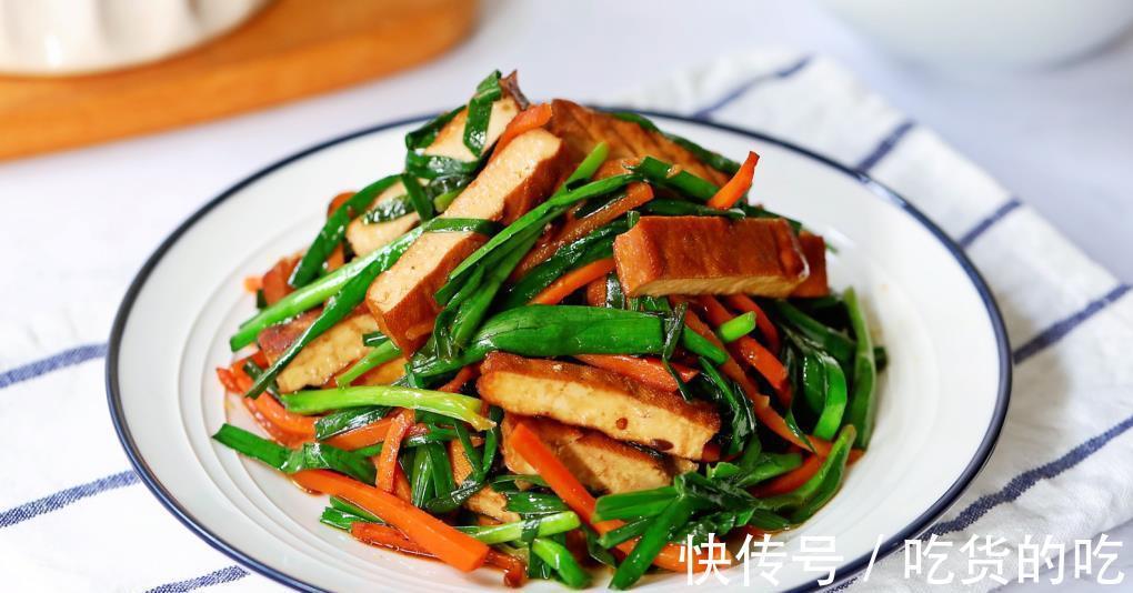 炒香干|立秋到了，这菜我家孩子爱吃，做法超简单，营养互补，补钙长个头