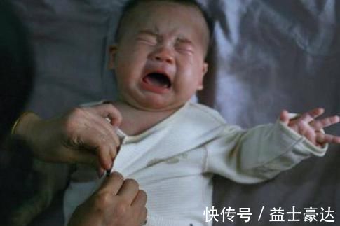 怒斥|宝宝拉臭臭,用水洗还是纸巾擦?新手妈妈这样做,医生怒斥无知!