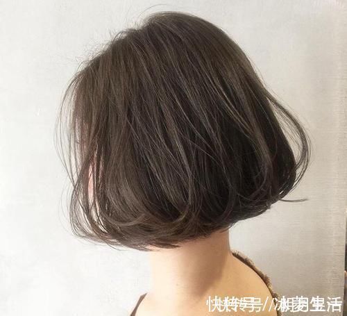 吹风机|女性洗完头发后,应该自然风干还是吹风机吹干好?很多人做错了