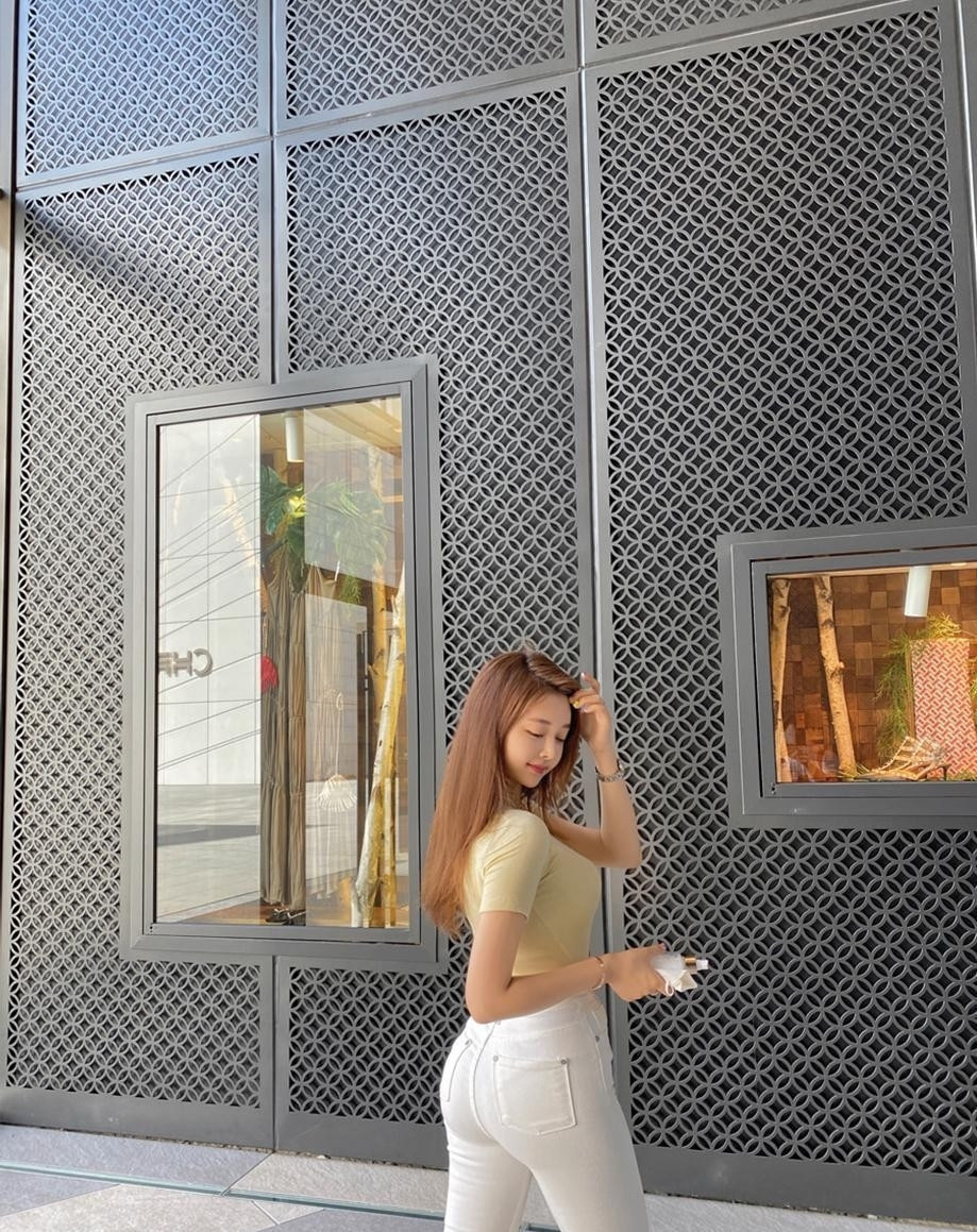 曲线|身材娇小但曲线曼妙的小姐姐, T恤配白色牛仔裤的样子, 美得很惊艳