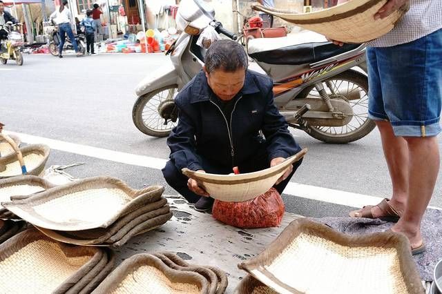 大集上老人卖多年不见的稀罕物，以前你家也有，75元一个值吗？