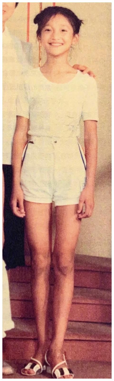 周公子|周迅童年照曝光，面庞清秀有灵气，身材比例优越漫画腿羡煞旁人