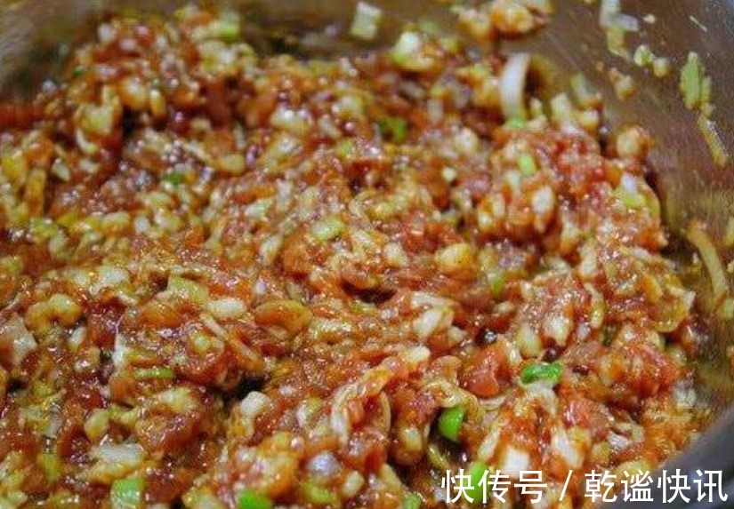 拌饺子馅时，只懂放油可不行，牢记4个窍门，饺子馅鲜嫩还多汁