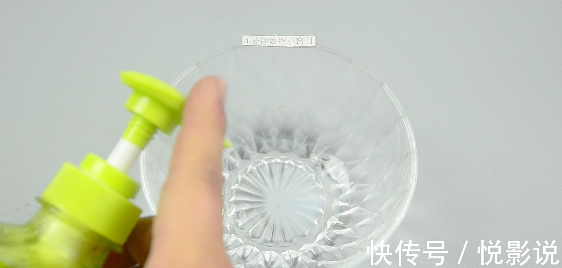 羽绒服别再用水洗，干洗店老板教我诀窍，5分钟洗净，就能马上穿