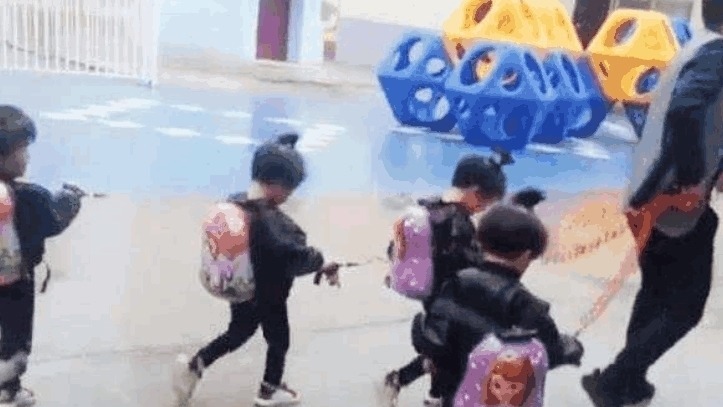 宝爸|爸爸接四胞胎放学犯了愁, 看到爸爸手里的东西, 老师忍不住笑了!