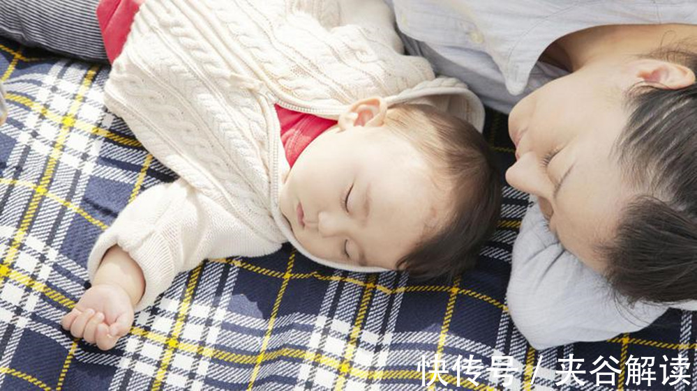 妈妈|父子4人抢妈妈,谁打赢谁和妈妈睡,网友喊话:这是欺负小朋友啊