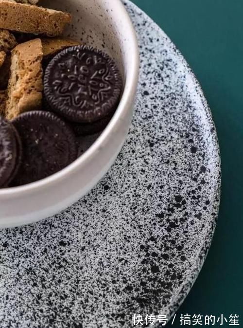 隔断|66㎡两居,以储物柜做隔断,以墨绿和原木配色,实用的文艺范儿