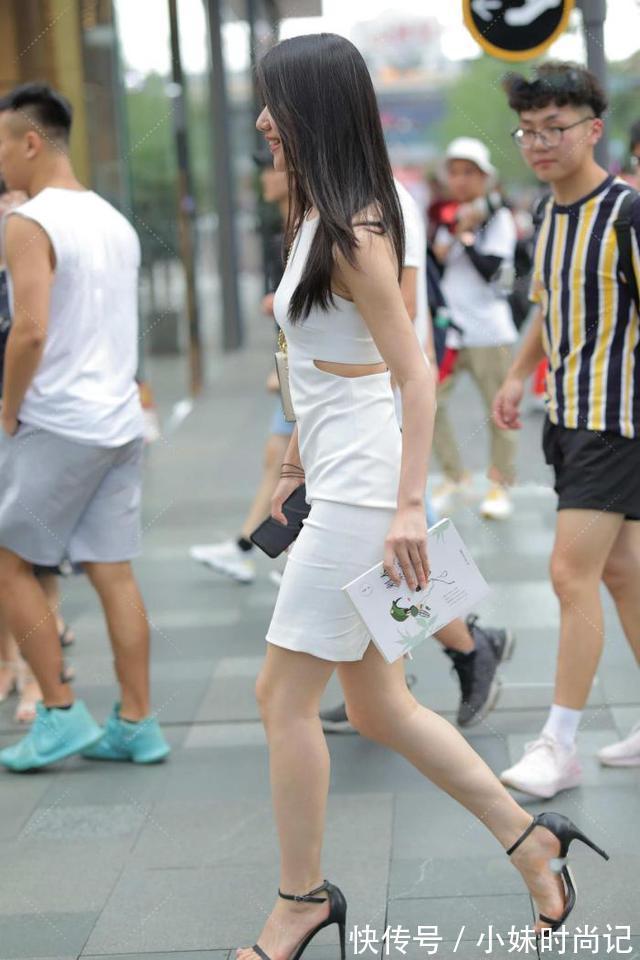 高跟鞋 白色连衣裙搭配高跟鞋,职业范十足,彰显优雅大气