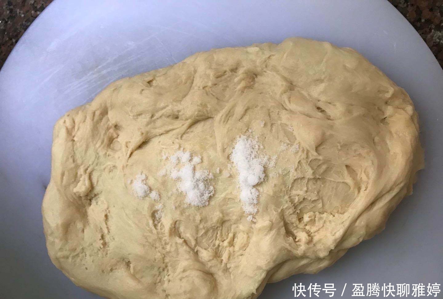 筋度|做面包时,不用烤箱,多加一步就能快速揉出膜,蒸好的面包松软拉