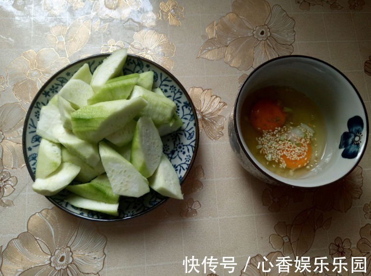 鲜嫩|炒丝瓜,第1步不是先放油!大厨教你1招,翠绿不发黑,鲜嫩不出水