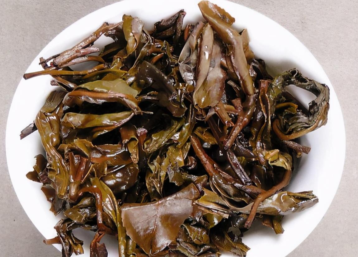 隔夜茶叶渣养花,要这么处理,否则少做1点就会让土壤长毛结块