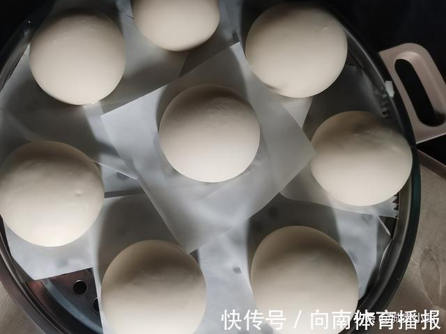 发面|天冷蒸馒头,发面时除了加酵母,多加这2样馒头个个松软雪白