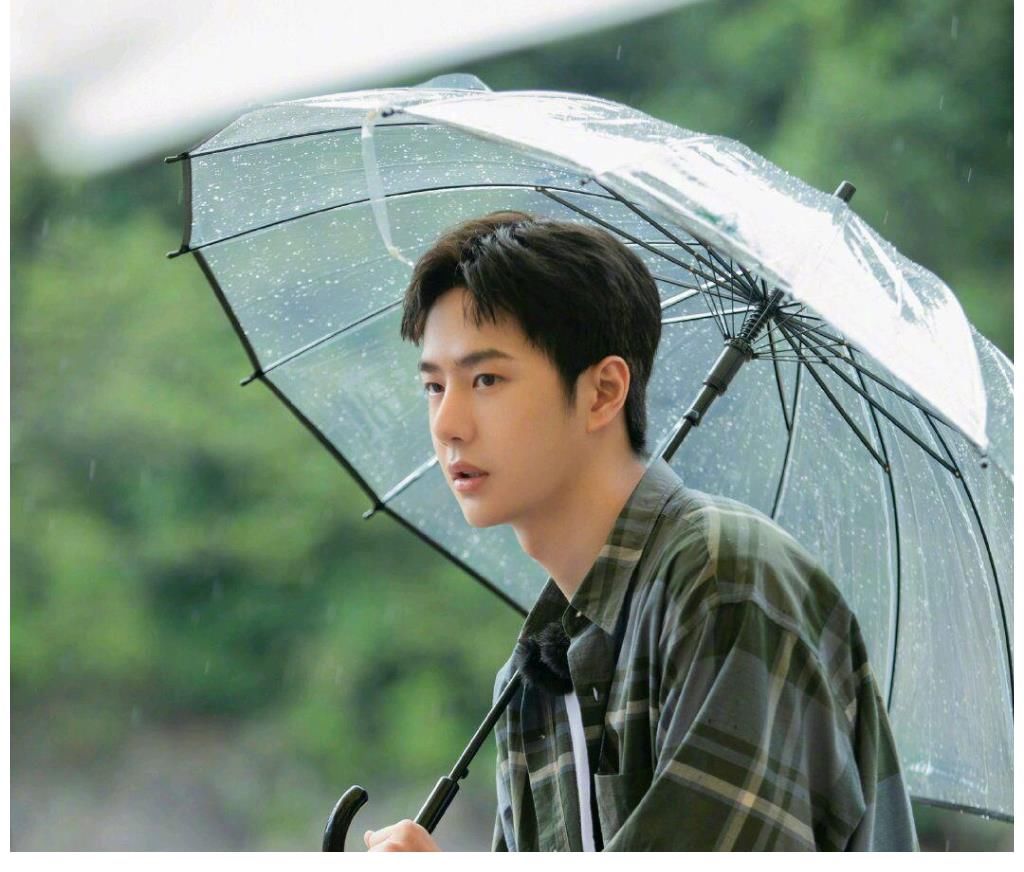 露营|王一博怂恿钱枫游泳：一个不断暗示，一个不为所动，能达成共识吗