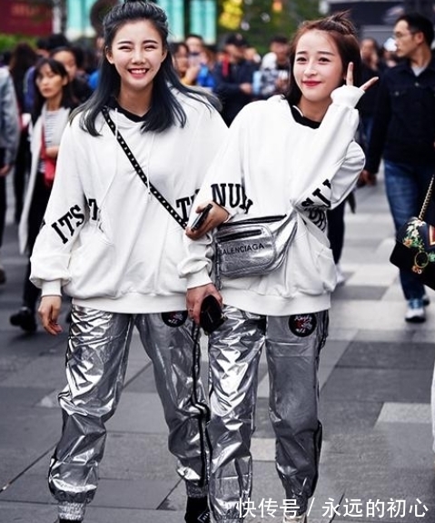 街拍|街拍:小姐姐穿着红色风衣外套头发盘在脑后气质成熟又靓丽