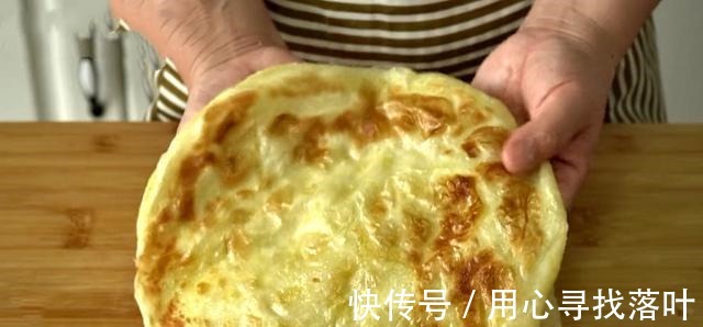 面粉|教你家常油饼简单做法，掌握窍门，咸香柔软又多层！