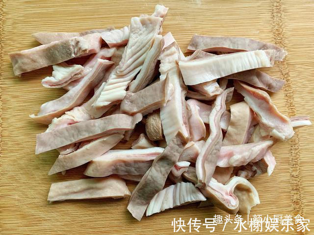 熬猪肚汤时不要只进行焯水,多加这1步,猪肚汤香浓纯白没腥味