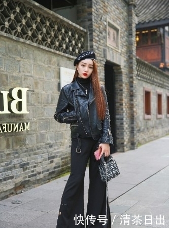 短裤|路人街拍,露肩上衣搭配蓝色牛仔短裤,小姐姐这身搭配简单又性感