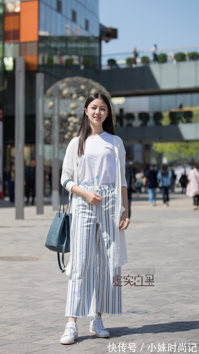 蓝白条纹阔腿裤|街拍,白衬衫搭配蓝白条纹阔腿裤,休闲又有范!