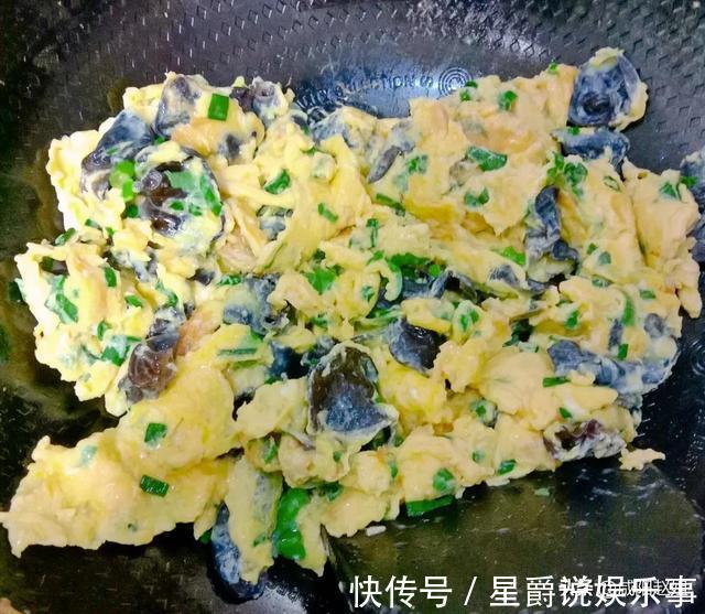 午饭|好久没吃木耳炒鸡蛋了，午饭偷个懒，炒盘木耳鸡蛋，老公：炒太少