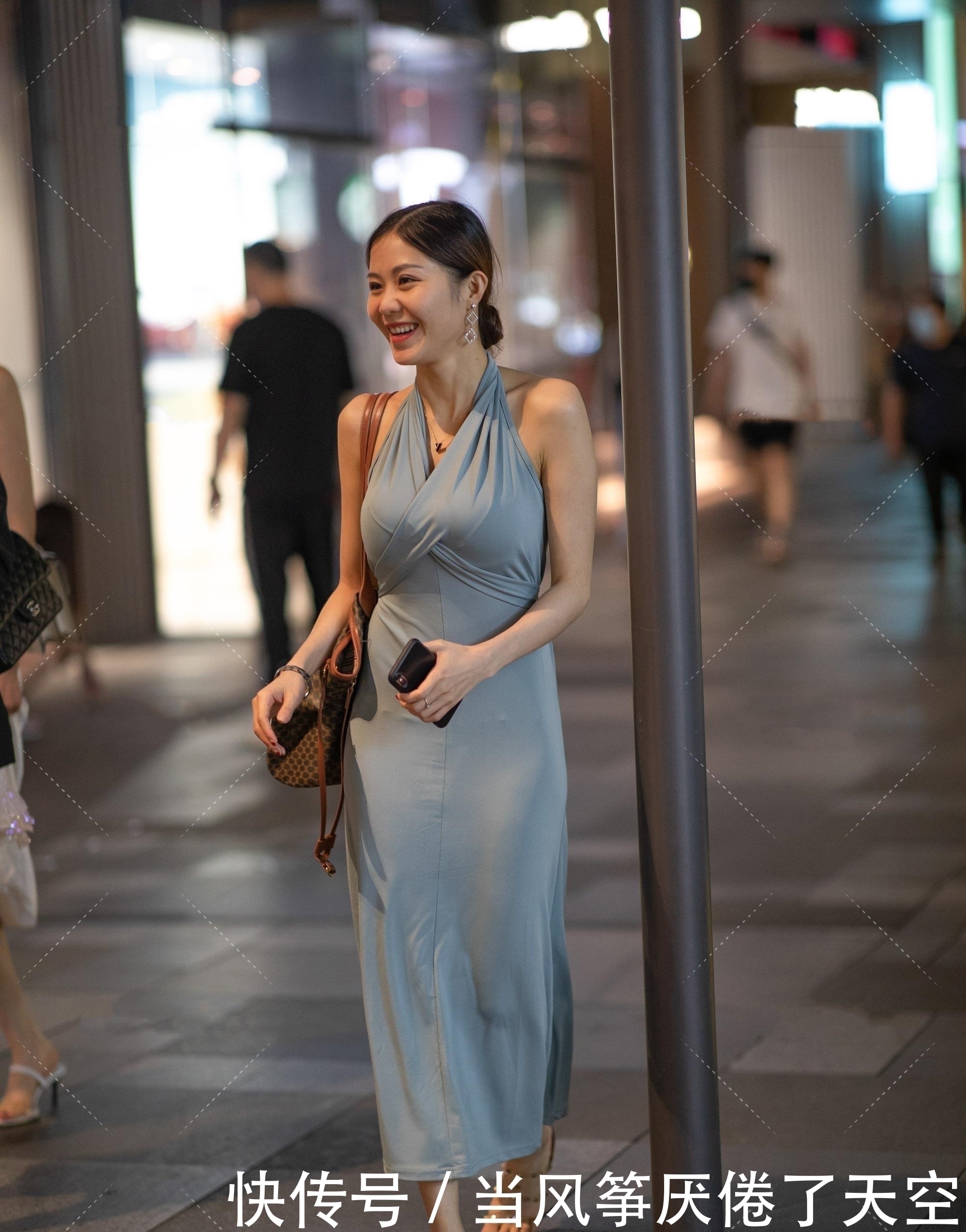 高贵 30+也能彰显清纯风格中含有“轻熟气质”,镶满白珍珠的鞋子高贵气息满满