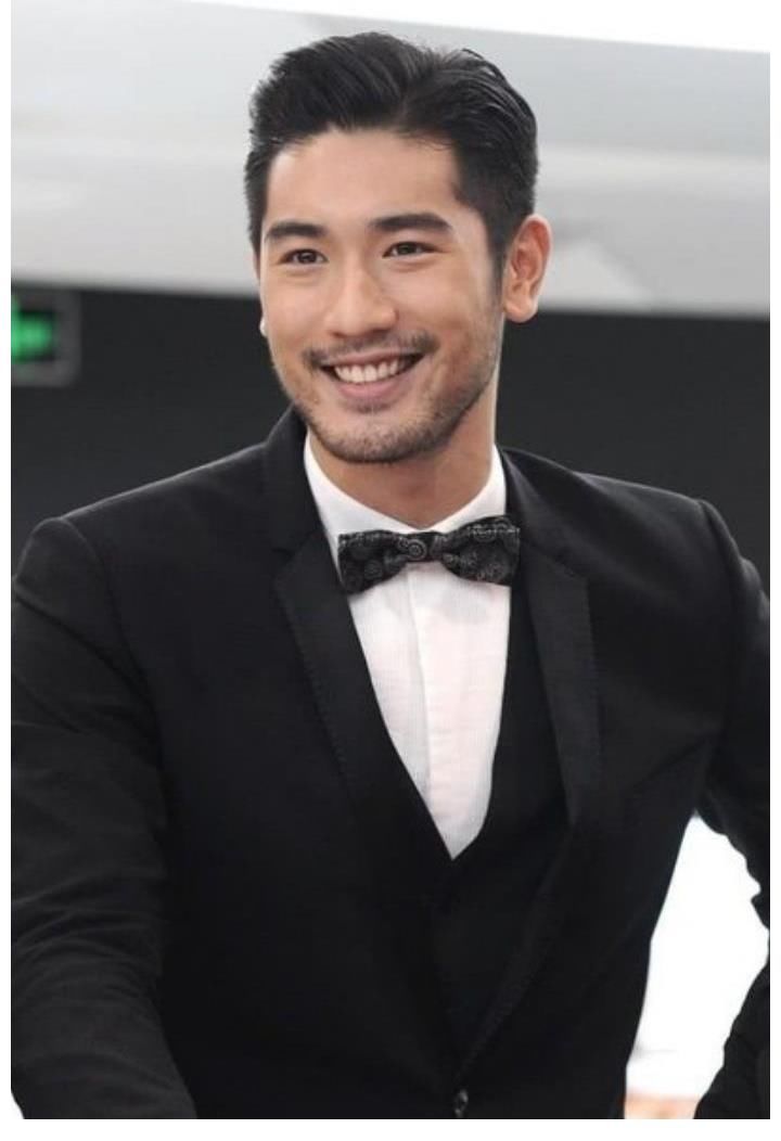 记者|主持人华少变身记者报道台风，在现场淋雨播报，遭到网友调侃降级