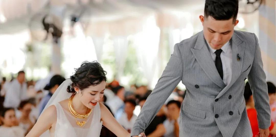 我带男朋友去参加姐妹的婚礼,他谁都不认识,却完全不尴尬