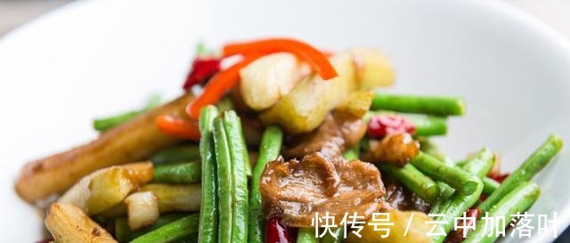 诀窍|炒茄子为何总是太费油分享“两个诀窍”让你炒出茄子好吃不油腻!