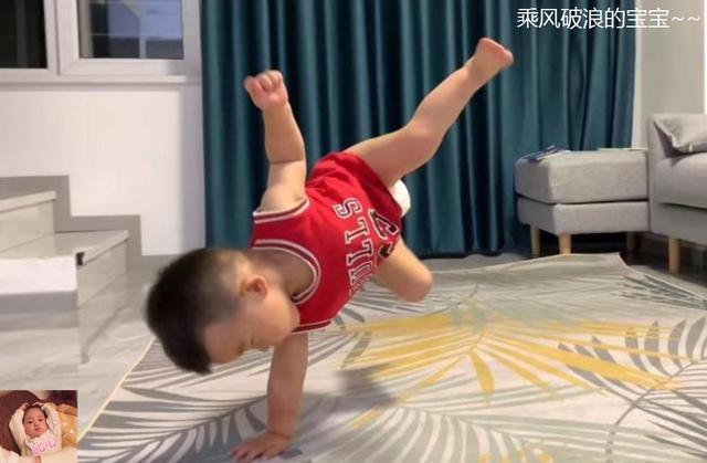 高难度|萌娃穿尿不湿跳街舞,高难度动作帅“炸”,网友乘风破浪的宝宝