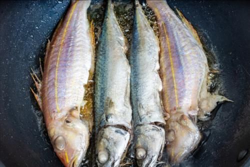 炖鱼汤|煎鱼要想不破皮,就不要直接下锅,多加2步,鱼皮不破不粘锅